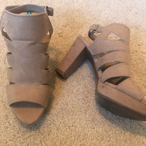 Naturalizer slingback tan 3/4” platform with 3” heel. Great condition.